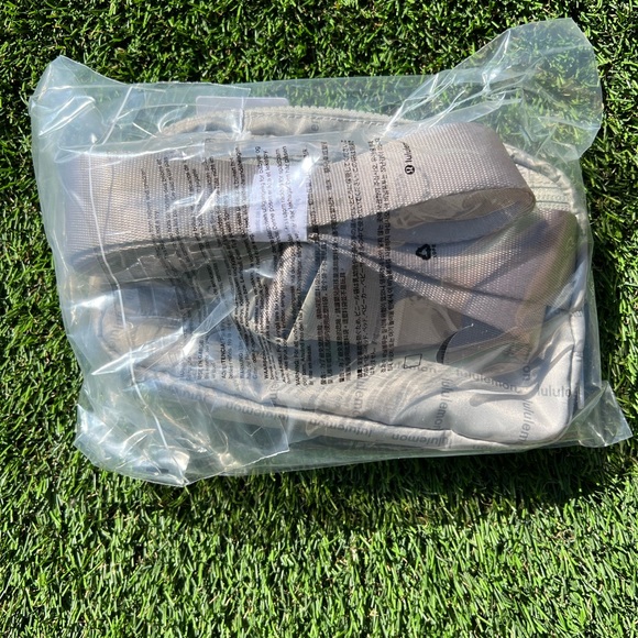 NEW LULULEMON EVERYWHERE BELT BAG
COLOR Wordmark Grid Mini Raw Linen - Picture 9 of 9